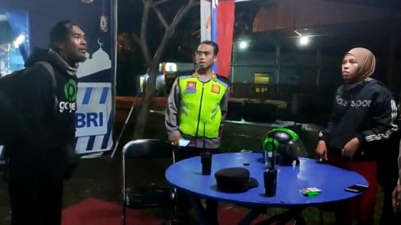 Pemudik yang istri dan anaknya tertinggal. (Detikcom)