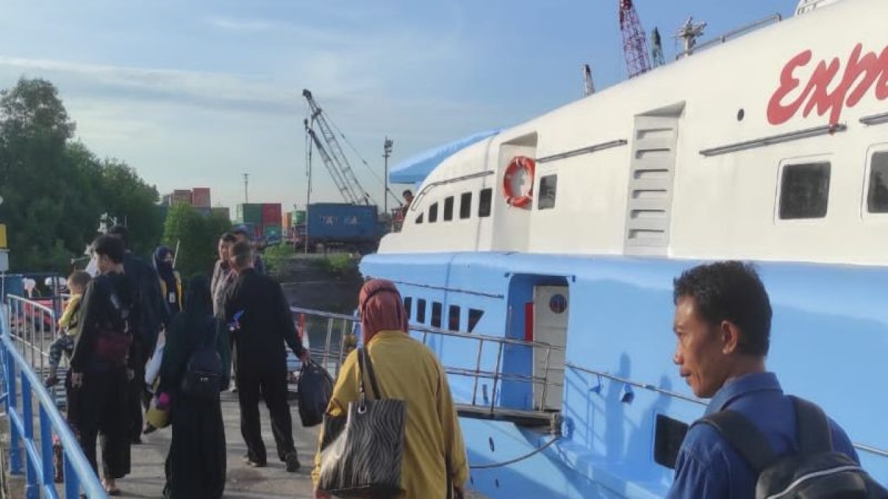 Aktivitas penumpang kapal cepat Express Bahari 3 E rute pelabuhan Tanjung Pandan di Belitung menuju pelabuhan Pangkal Balam, Selasa (25/4/2023). (FOTO ANTARA/Kasmono-Apriliansyah)