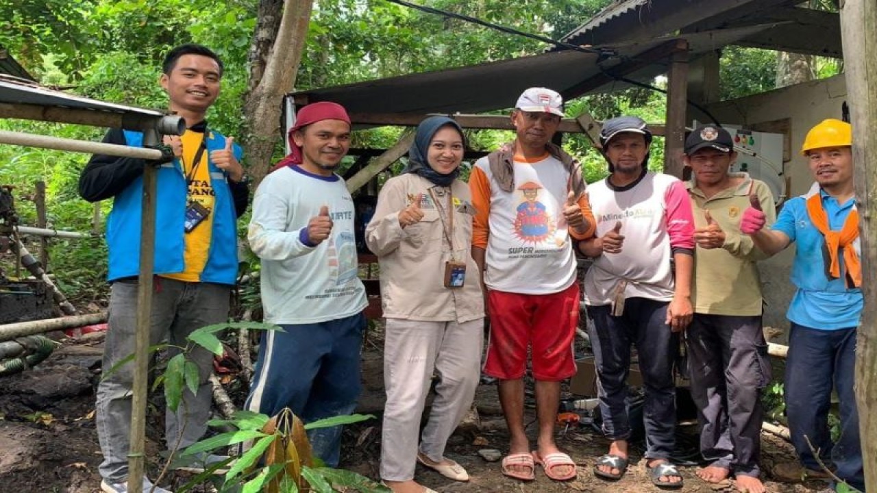 Petani bawang merah asal Enrekang bersama pihak PLN UID Sulselrabar. ANTARA Foto/HO-Humas PLN UID Sulselrabar