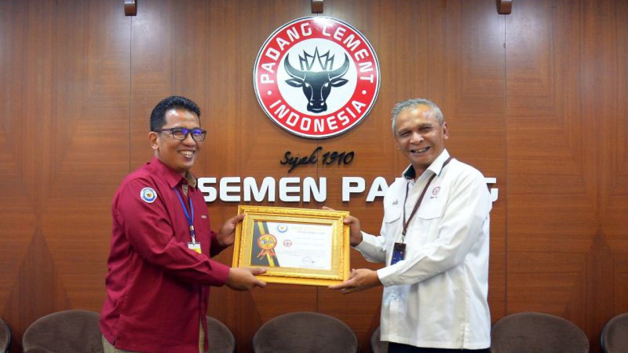 PT Semen Padang menerima penghargaan dari Kementerian Kelautan dan Perikanan (KKP) atas kontribusinya terhadap lingkungan. ANTARA/HO-Humas PT Semen Padang