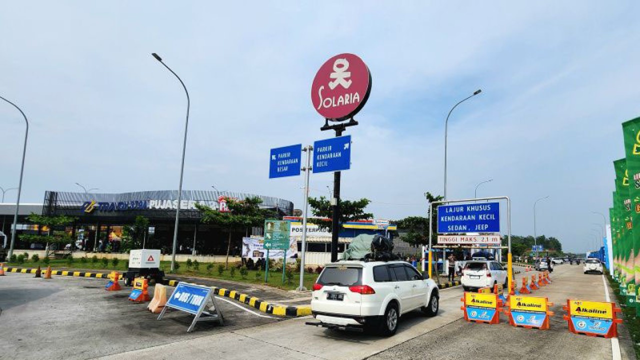 Situasi Rest Area 379A Tol Semarang-Batang, Selasa. (ANTARA/ I.C.Senjaya)