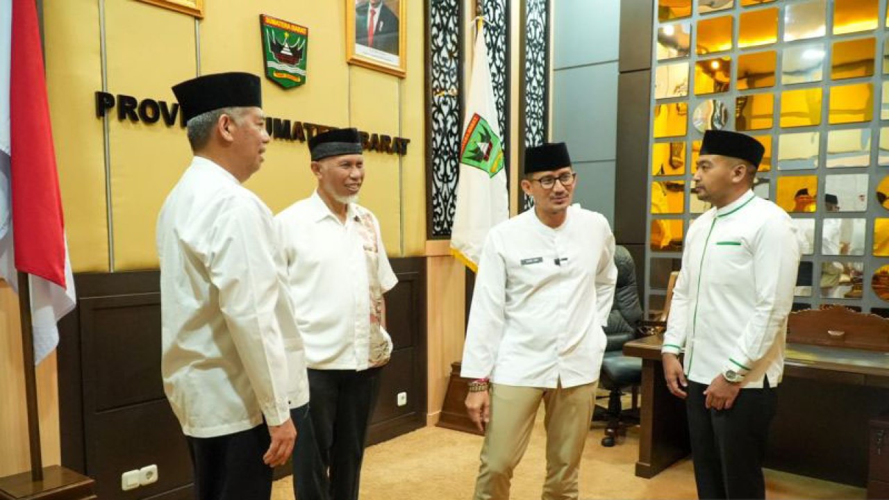 Menteri Pariwisata dan Ekonomi Kreatif Sandiaga Uno saat peluncuran lembaga wakaf YARSI Sumbar. (ANTARA/Dok Adpim Sumbar)