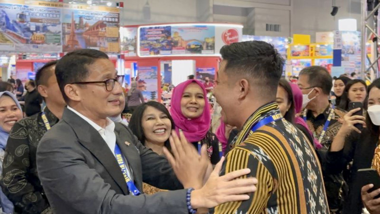 Menteri Pariwisata dan Ekonomi Kreatif Sandiaga Uno (kiri) di MATTA Fair 2023, Kuala Lumpur, Jumat (17/3/2023). ANTARA/Virna P Setyorini