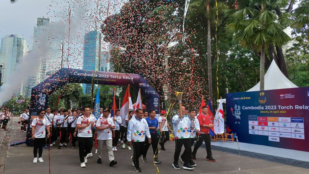 Indonesia menyelenggarakan kirab obor menuju SEA Games 2023 sebagai bentuk dukungan penuh kepada Kamboja di Kompleks Olahraga Gelora Bung Karno, Senayan, Jakarta, Sabtu (1/4/2023). (ANTARA/Muhammad Ramdan)