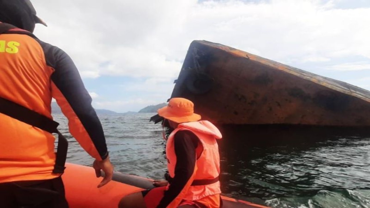 Tim SAR terus melakukan pencarian terhadap kru kapal Tugboat Pacifik 19 bernama Nur Ilham Syah (23 tahun) di sekitar Pantai Kawasi, Pulau Obi yang tenggelam di Dermaga PT Wanatiara Persada, Selasa (11/4/2023). ANTARA/Abdul Fatah (Abdul Fatah)