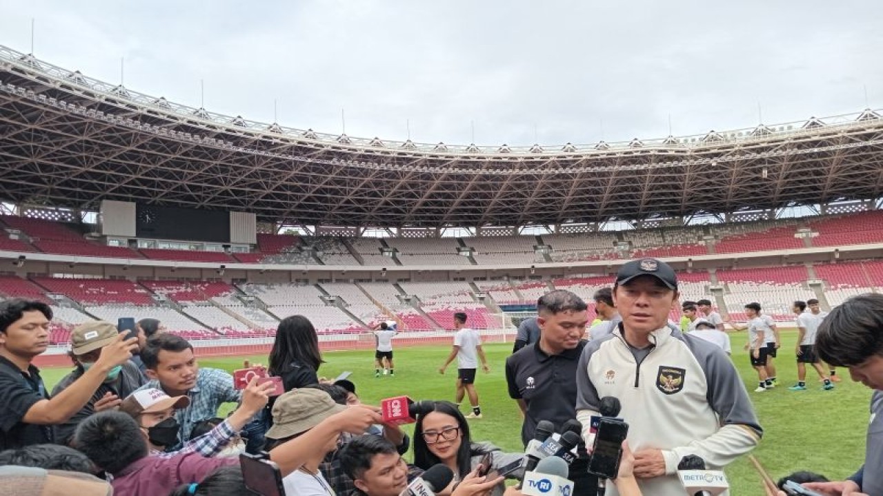 Pelatih timnas Indonesia Shin Tae-Yong menjawab pertanyaan para pewarta di Stadion Gelora Bung Karno, Jakarta, Sabtu (1/4/2023).(ANTARA/RAUF ADIPATI)