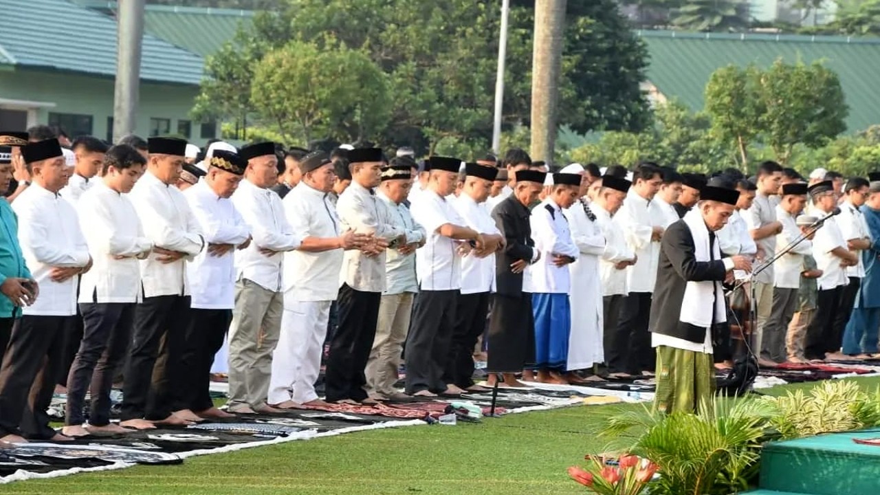 Pangdam Jaya/Jayakarta Mayjen TNI Mohamad Hassan beserta Ny Ririx M.Hasan Ketua Persit KCK PD Jaya, mengikuti shalat Idul Fitri I Syawal 1444 H/2023 M, bertempat di Lapangan Jayakarta Makodam Jaya, Jl.Mayjen Sutoyo No 05, Cililitan, Jakarta Timur.