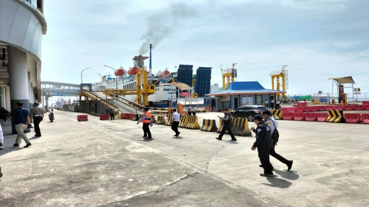 Suasana di pintu masuk kapal dermaga eksekutif di pelabuhan Bakauheni Lampung Selatan. ANTARA/Riadi Gunawan
