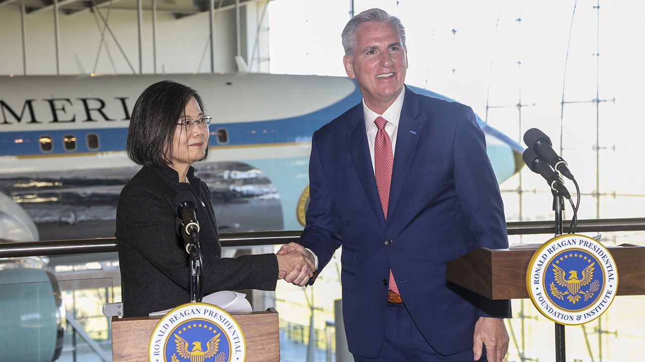 Presiden Taiwan Tsai Ing Wen bertemu dengan Ketua DPR AS Kevin McCarthy di California, Rabu, (5/3/2023)/ist