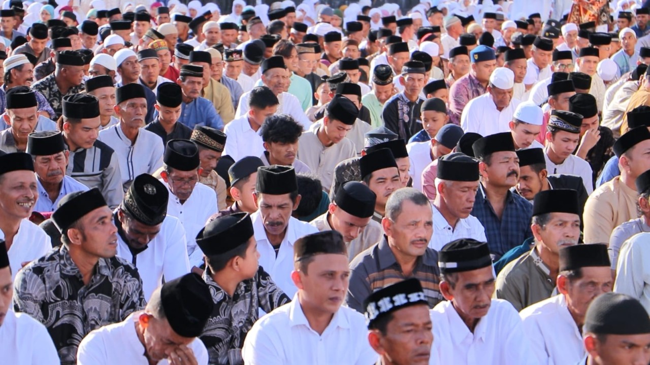 Jemaah Tarekat Syattariyah Kabupaten Nagan Raya, Provinsi Aceh melaksanakan Sholat Ied tadi pagi/ist