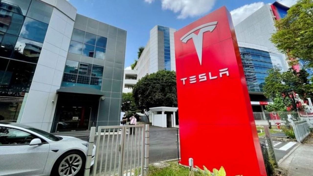 Pemandangan pusat layanan Tesla di Singapura, 16 Juli 2022. (Chen Lin/Reuters)