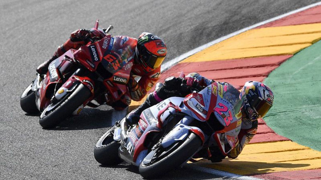 Pebalap tim Gresini Enea Bastianini dan pebalap Ducati Francesco Bagnaia menjalani balapan Grand Prix Aragon di MotorLand Aragon, Spanyol, Minggu (18/9/2022). ANTARA/AFP/Pau Barrena/am.