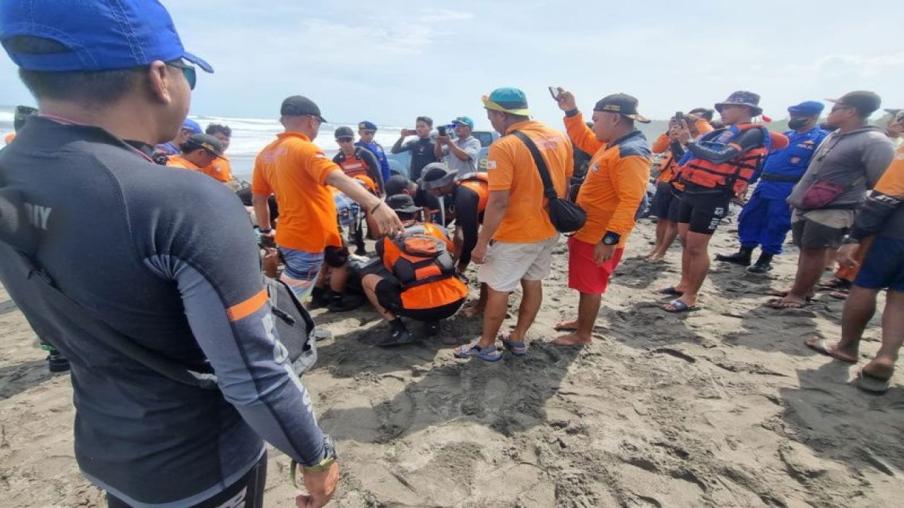 Proses evakuasi korban kecelakaan laut akibat terseret ombak Pantai Parangtritis Kabupaten Bantul, Daerah Istimewa Yogyakarta, oleh Tim SAR gabungan, Jumat (28/4/2023) (ANTARA/HO-Humas Basarnas Yogyakarta)