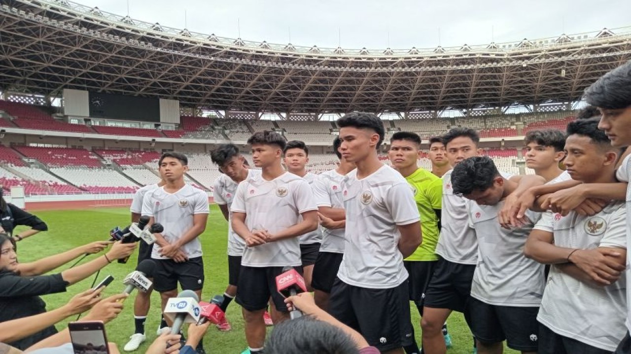 Hokky Caraka dan Muhammad Ferrari menjawab pertanyaan para pewarta setelah sesi latihan bersama timnas U-20, yang berlangsung di Stadion Utama Gelora Bung Karno, Jakarta, Sabtu (1/3/2023). (ANTARA/RAUF ADIPATI)