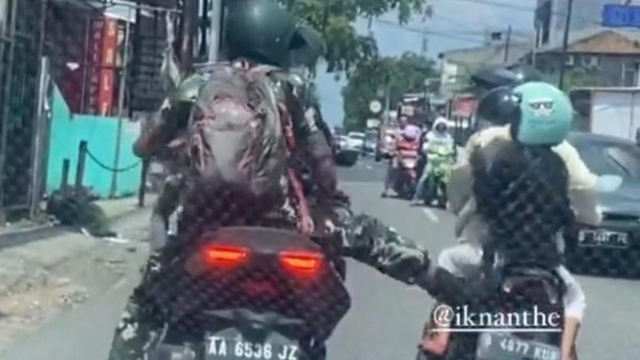 Pria diduga anggota TNI tendang motor yang ditumpangi ibu dan anak. (Net)