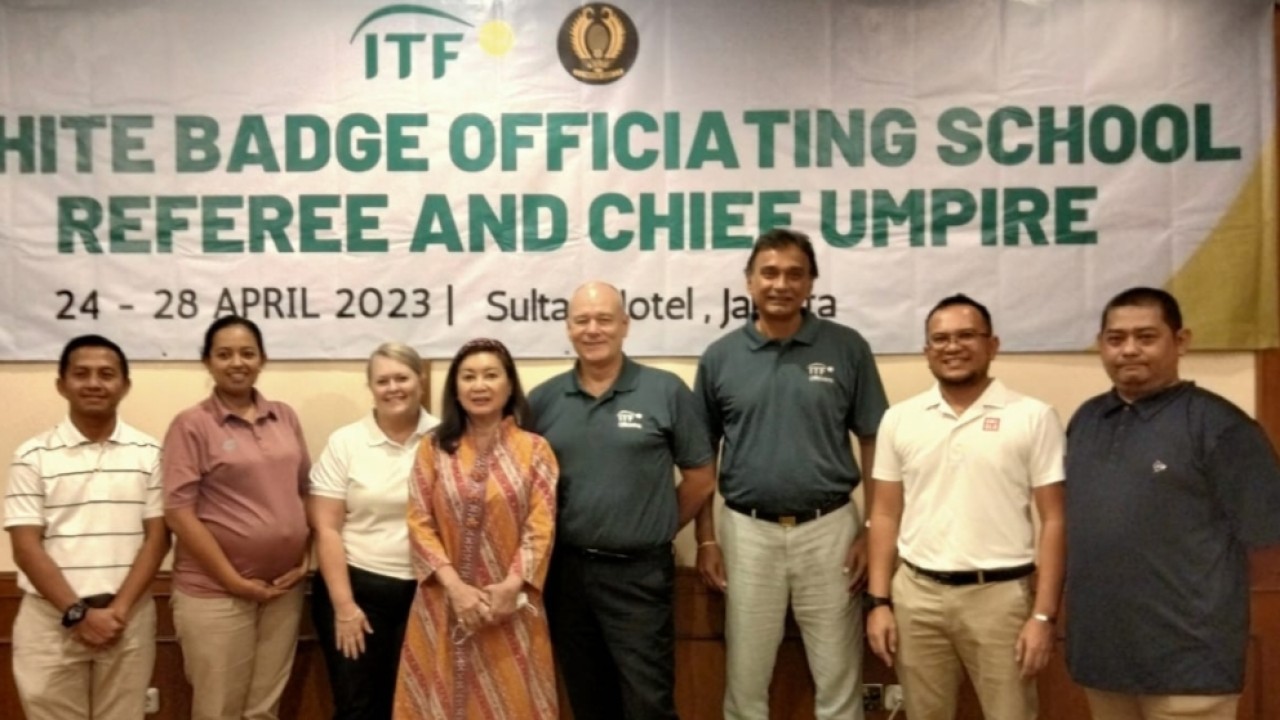 Wakil Indonesia bersama tutor ITF Officiating School