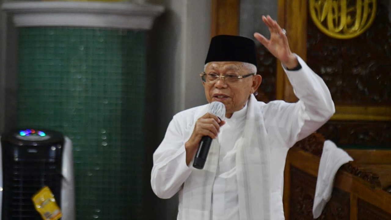 Wakil Presiden (Wapres) K.H. Ma’ruf Amin melaksanakan Salat Isya dan Salat Tarawih berjemaah di Masjid Agung Al Munawwarah Banjarbaru, Kalimantan Selatan