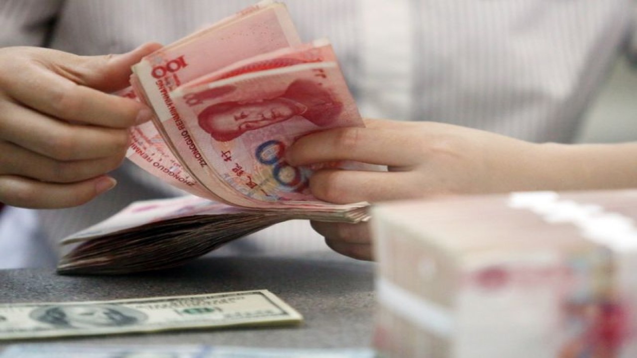 Seorang pekerja menghitung mata uang China Renminbi (RMB) di sebuah bank di Linyi, Provinsi Shandong, China timur, 11 Agustus 2015. ANTARA/Xinhua/Zhang Chunlei