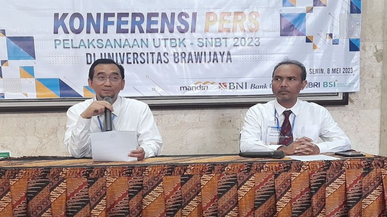 Rektor Universitas Brawijaya (UB) Prof. Widodo, S.Si.,MSi.,PhD.Med.Sc (kiri pakai kacamata)didampingi Wakil Rektor I Bidang Akademik U, Prof Dr Imam Santoso (kanan) (ANTARA/Endang Sukarelawati)