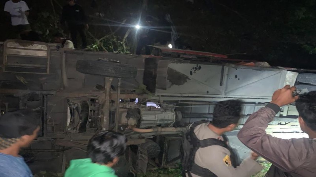 Polisi dan warga sekitar melakukan evaluasi penumpang bus masuk ke dalam jurang di kilometer 5 Toboli jalur Kebunkopi Kabupaten Parigi Moutong, Rabu (4/5/2023) malam. ANTARA/HO-Humas Polres Parimo.