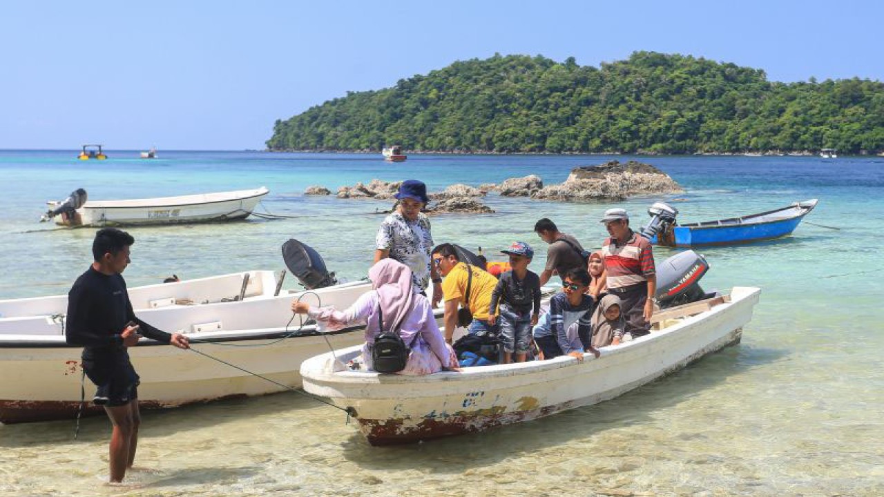 Ilustrasi - Sejumlah wisatawan menaiki boat saat berwisata ke destinasi wisata Iboih, Kota Sabang, Aceh, Minggu (19/3/2023). ANTARA/Khalis Surry