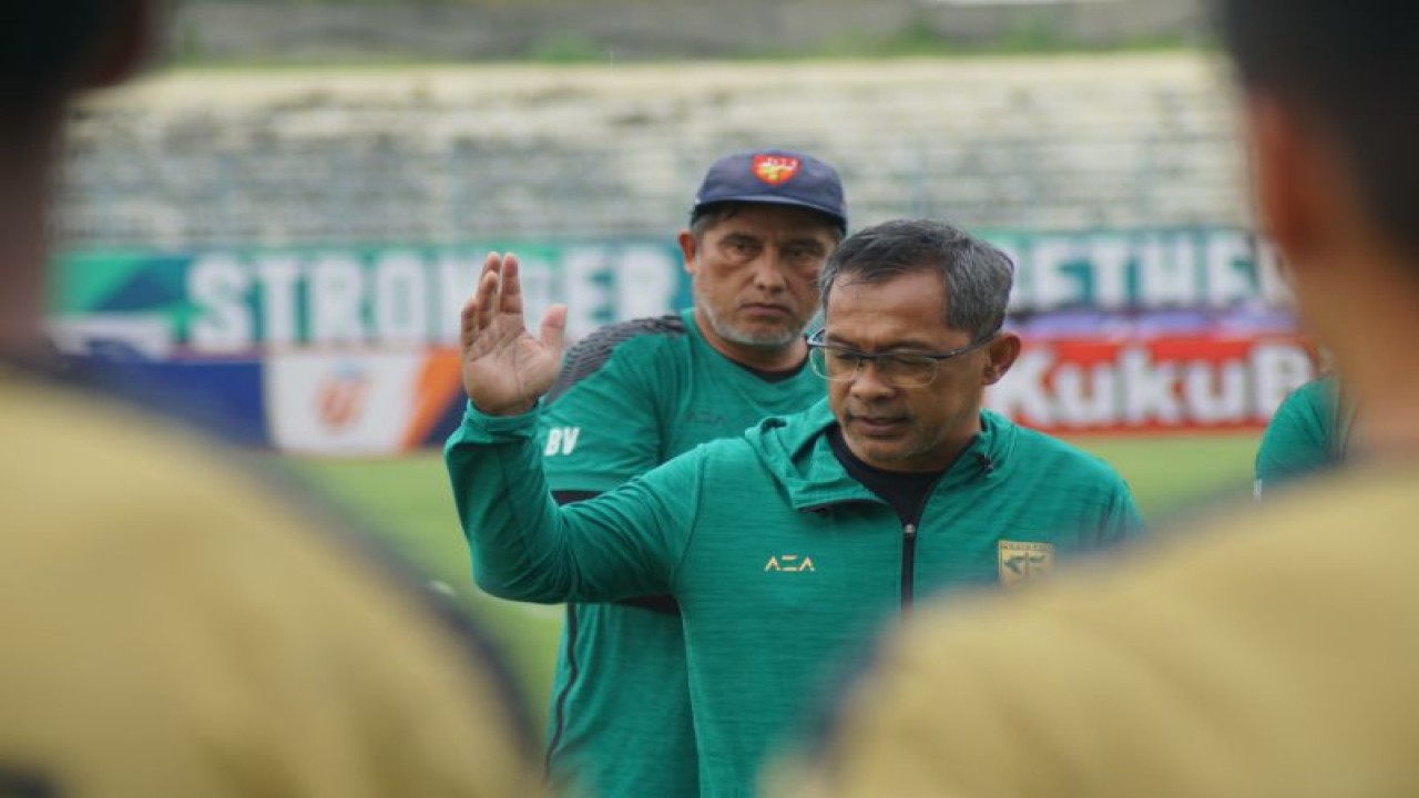 Foto Arsip - Pelatih Persebaya Aji Santoso memberi arahan pemainnya sebelum melaksanakan latihan di Stadion Gelora Joko Samudro, Gresik, beberapa waktu lalu. (ANTARA/Naufal Ammar Imaduddin)