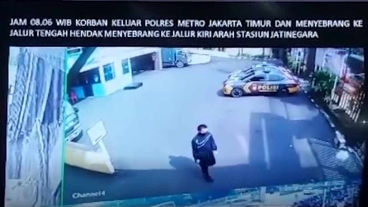 AKBP Buddy Towoliu hendak keluar Mapolres Metro Jakarta Timur.