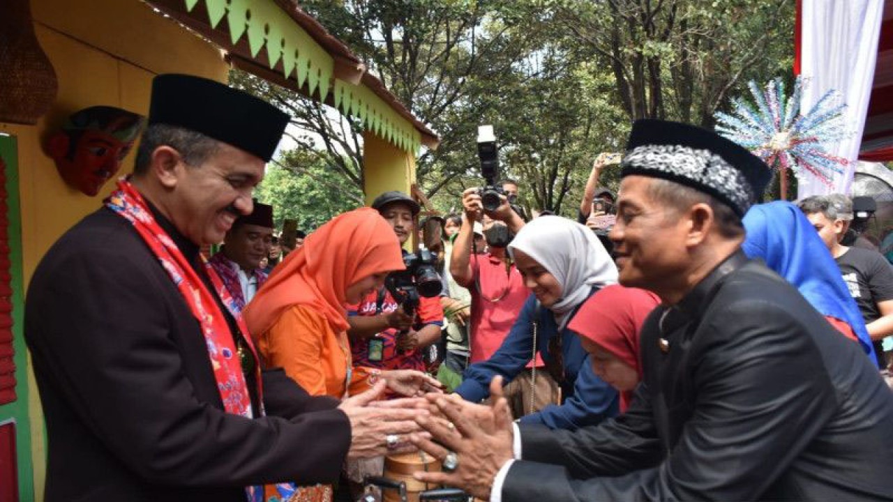 Wali Kota Administrasi Jakarta Timur Muhammad Anwar saat menghadiri Festival Lebaran Cipayung di Agro Wisata Cilangkap, Kecamatan Cipayung, Jakarta Timur, Sabtu (6/5/2023). Festival lebaran itu digelar selama dua hari, Sabtu hingga Minggu (7/5/2023). ANTARA/HO-Kominfotik Jakarta Timur