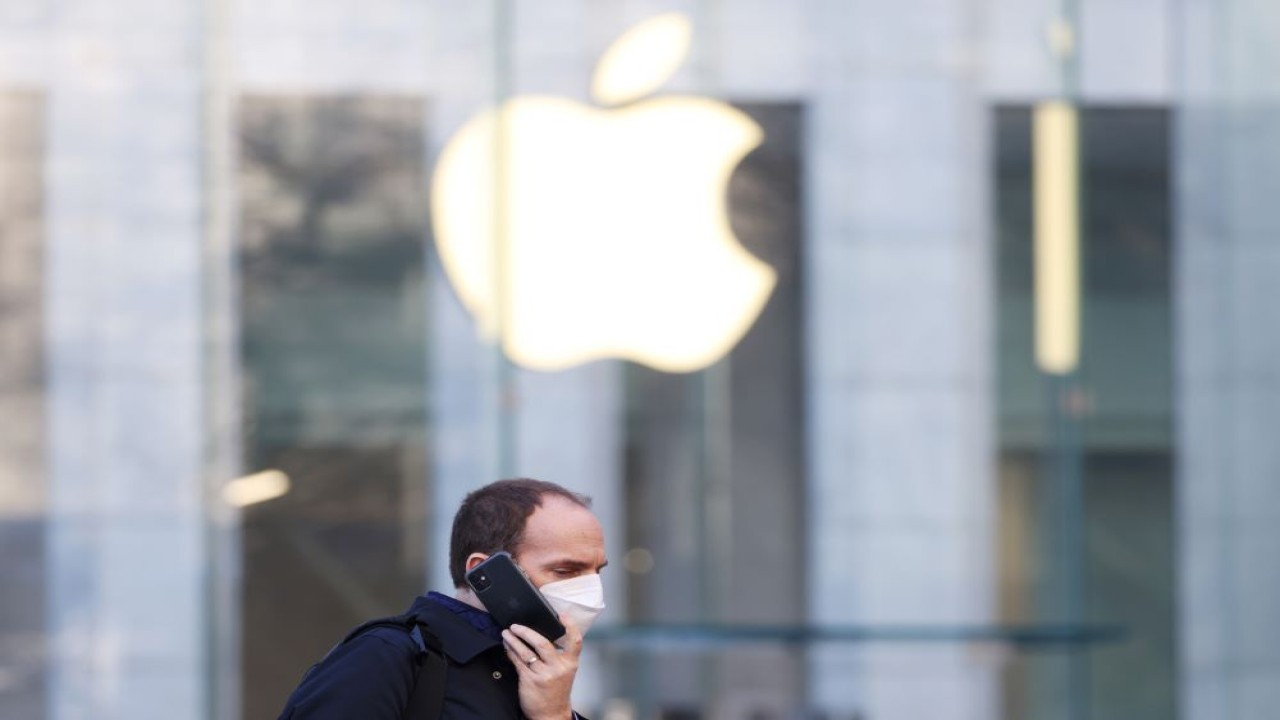 Seseorang menggunakan smartphone di dekat Apple Store di Manhattan, New York City, Amerika Serikat, pada 11 Februari 2022. (Andrew Kelly/Reuters)