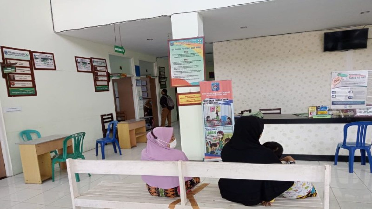 Arsip Foto- Suasana pelayanan kesehatan di salah satu puskesmas di Kota Mataram, Provinsi Nusa Tenggara Barat. (ANTARA/Nirkomala)