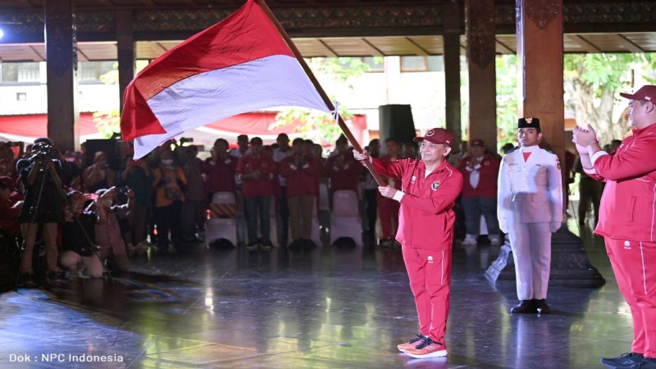 Bendera dikibarkan CdM Asean Paragames XII Cambodia 2023 (Andi Herman) - Balaikota Surakarta, 29 Mei 2023 - Dokumentasi : NPC Indonesia / Robby