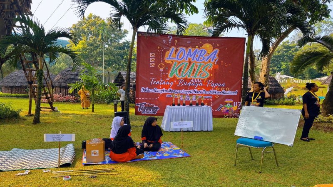 Para pelajar saat mengikuti lomba kuis dan menulis tentang budaya Papua di Anjungan Taman Mini Indonesia Indah, Jumat (26/5) (ANTARA/HO-Humas Badan Penghubung Papua)