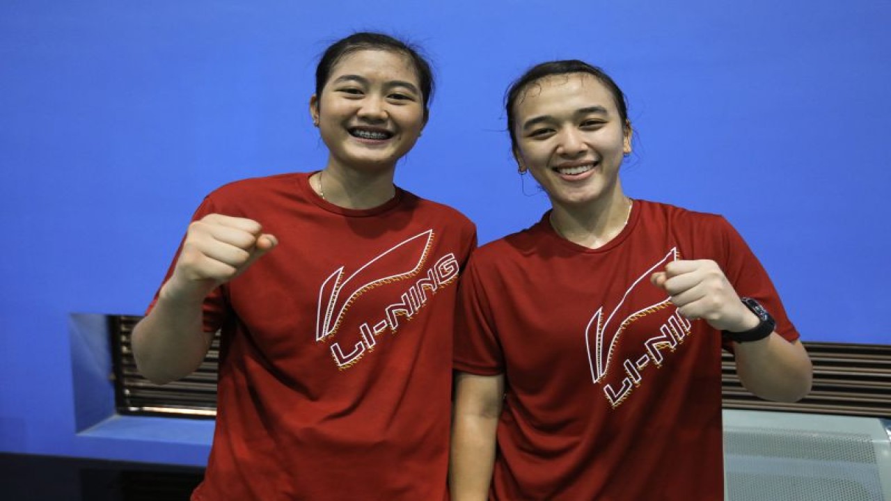 Ganda putri Febriana Dwipuji Kusuma/Amalia Cahaya Pratiwi saat berlatih di Badminton Hall Morodok Techo, Phnom Penh, Selasa. (ANTARA/HO-PP PBSI)