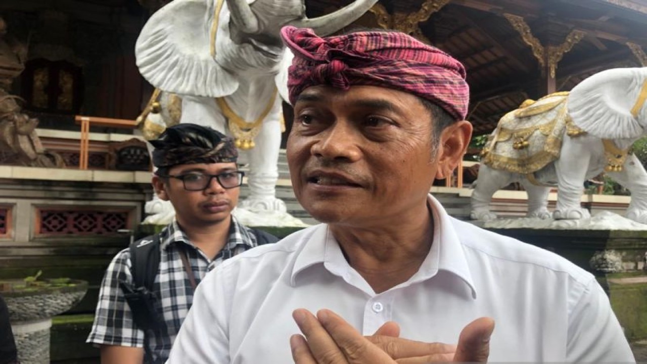 Kepala Dishub Bali IGW Samsi Gunarta saat diwawancara di Denpasar. ANTARA/Ni Putu Putri Muliantari