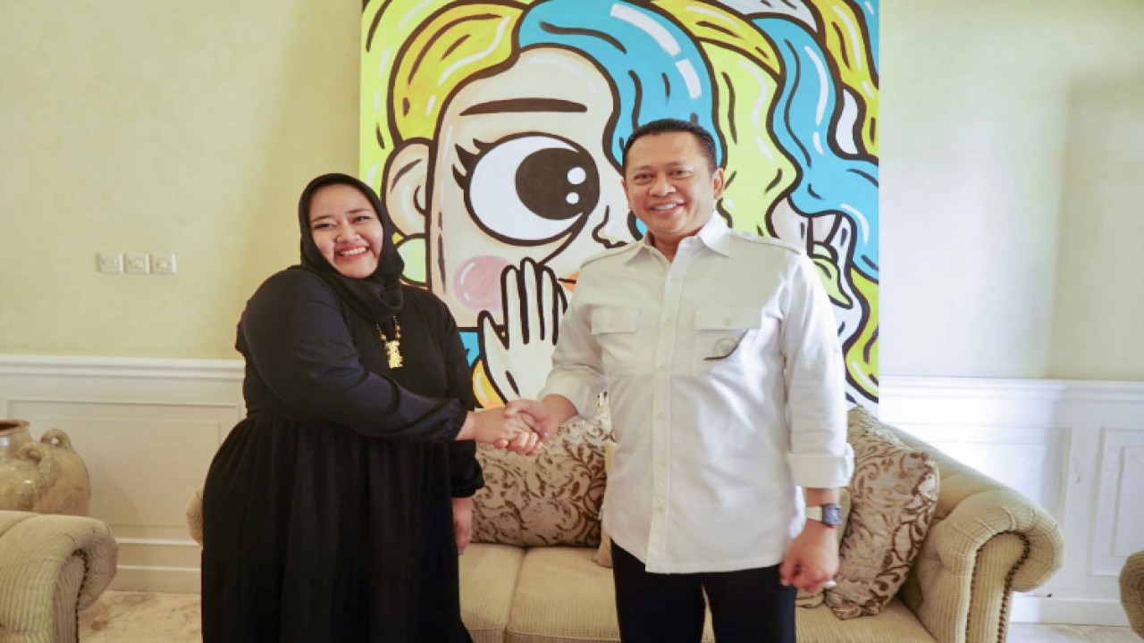 Ketua MPR RI Bambang Soesatyo bersama pelukis Fahmi Dian Nur Rahma (Fahmi DNR)/Dok MPR