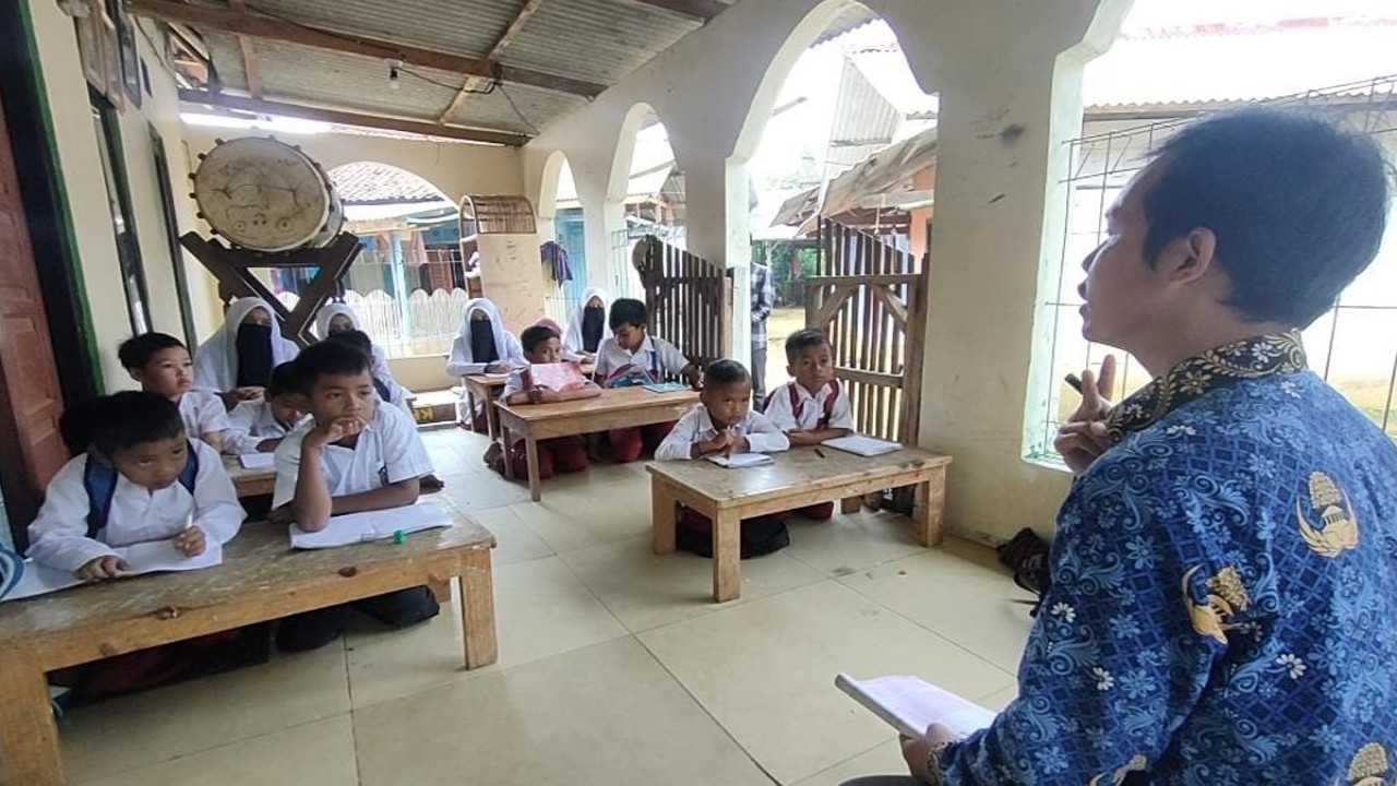 Sejumlah murid di SDN Sukamulya dua Kelas Jauh, Desa Sukamulya, Kecamatan Sukamakmur, Kabupaten Bogor melakukan Kegiatan belajar mengajarnya di Teras Masjid dan rumah warga akibat Gedung Sekolahnya Ambruk.