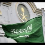 Bendera Arab Saudi berkibar di depan Konsulat Arab Saudi di Istanbul, Turki. (AFP)-1685417862