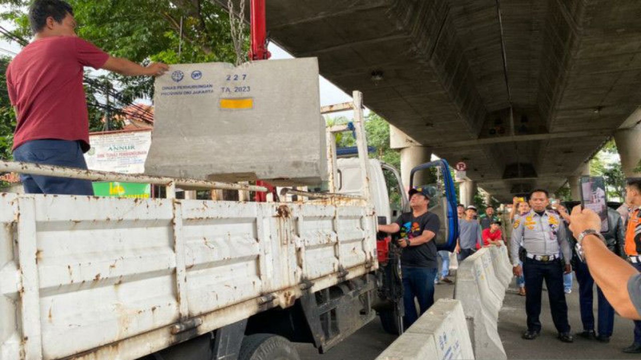 Suku Dinas Perhubungan Jakarta Selatan mengambil kembali pagar beton di Jalan Pangeran Antasari usai warga protes jalan putar balik (u-turn) ditutup, Jakarta, Kamis (30/3/2023). ANTARA/Luthfia Miranda Putri