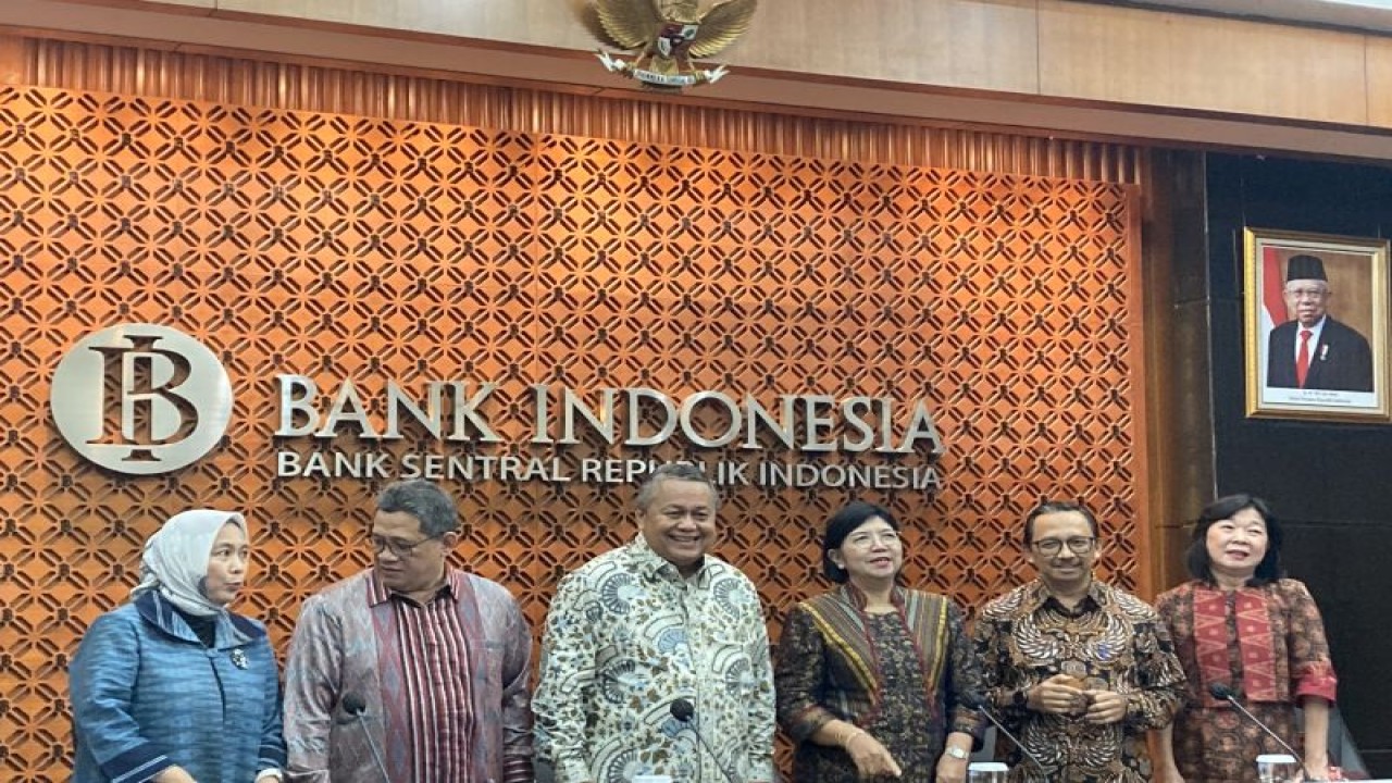Gubernur BI Perry Warjiyo bersama jajarannya dalam Pengumuman Hasil RDG Mei 2023 di Jakarta, Kamis (25/5/2023). (ANTARA/Imamatul Silfia)