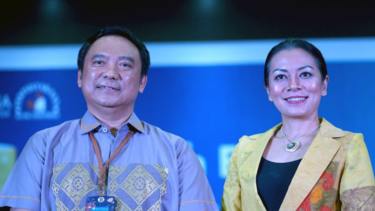 Kepala KPw Bank Indonesia Gorontalo, Dian Nugraha (kiri) bersama penulis Dee Lestari pada Pekan Literasi Bersama Dee Lestari (Pelita Lestari) di Kota Gorontalo, Gorontalo, Rabu (31/5/2023). ANTARA/Adiwinata Solihin