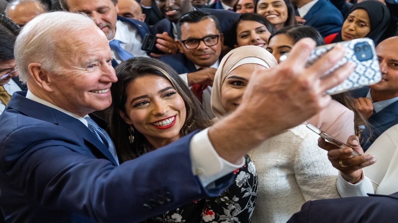 Presiden AS Joe Biden berfoto bersama dengan warga Muslim dalam perayaan Idul Fitri di Gedung Putih/ist