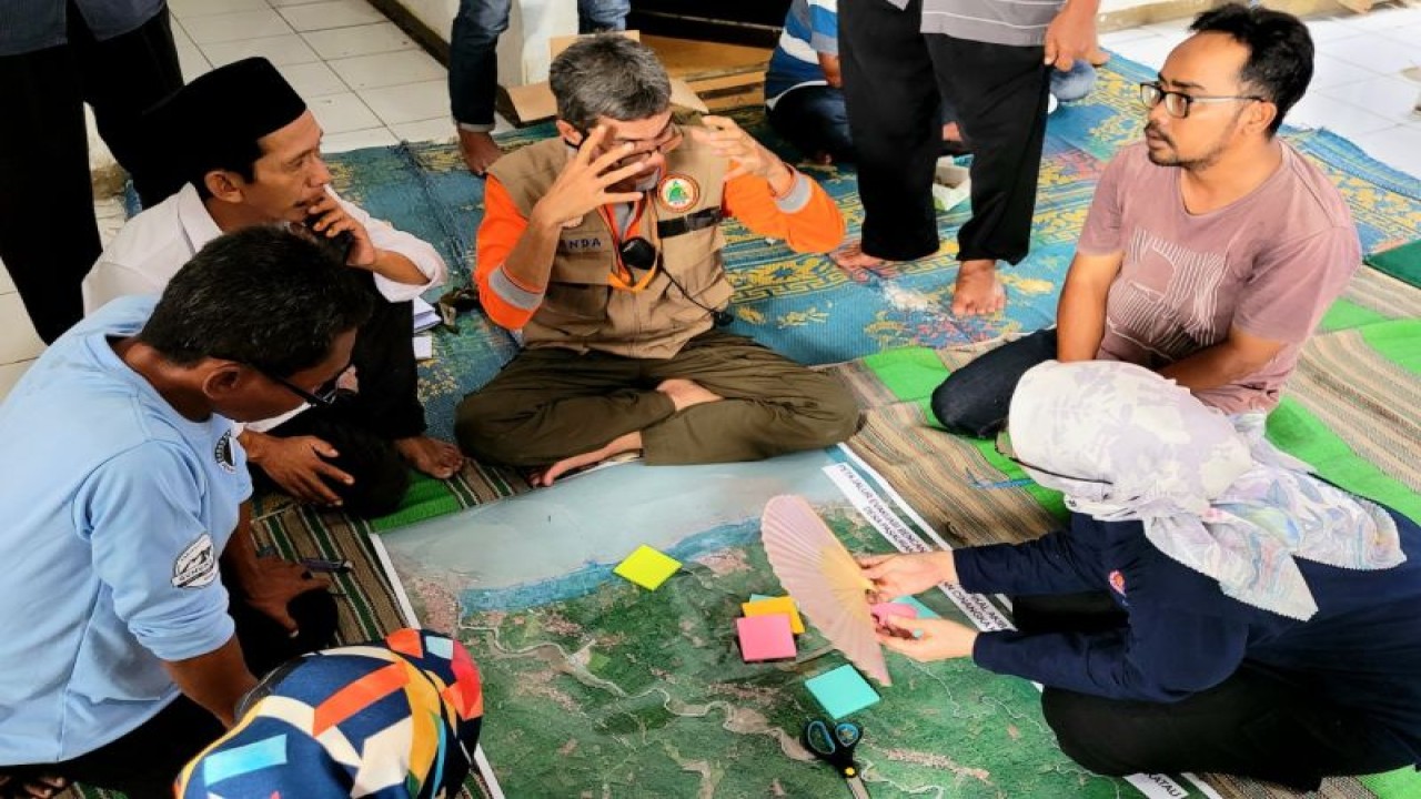 Sosialisasi dan Workshop Pelaksanaan Sistem Peringatan Dini Bencana Berbasis Masyarakat dalam ancaman erupsi Gunung Anak Krakatau (GAK) dan bahaya terusannya di Desa Pasauran, Kabupaten Serang, Banten, Jumat (26/5/2023). (Antara/HO-BNPB)
