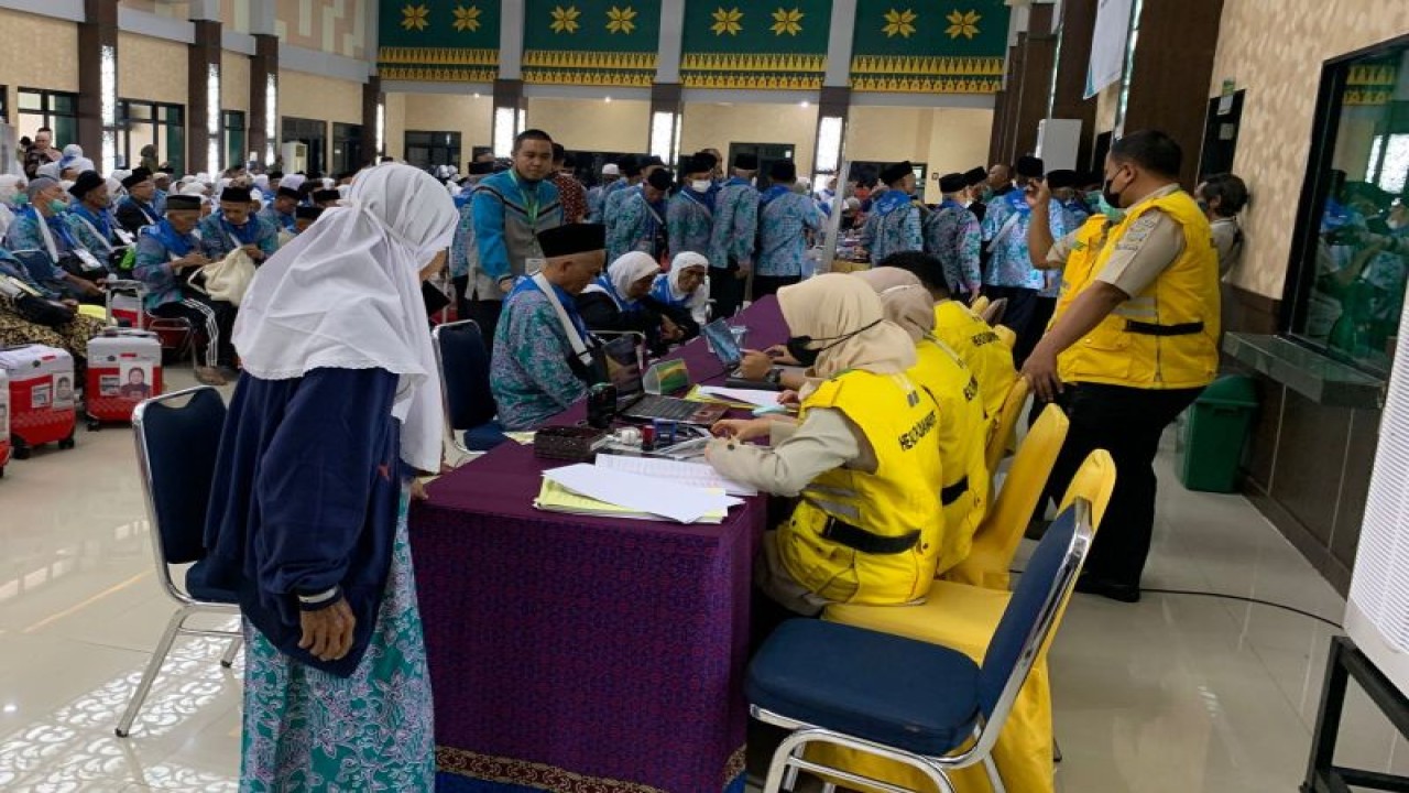 Calon haji yang sedang periksa kesehatan di Asrama Haji Kota Palembang, Sumatera Selatan (26/5/2023). (ANTARA/Ahmad Rafli Baiduri)