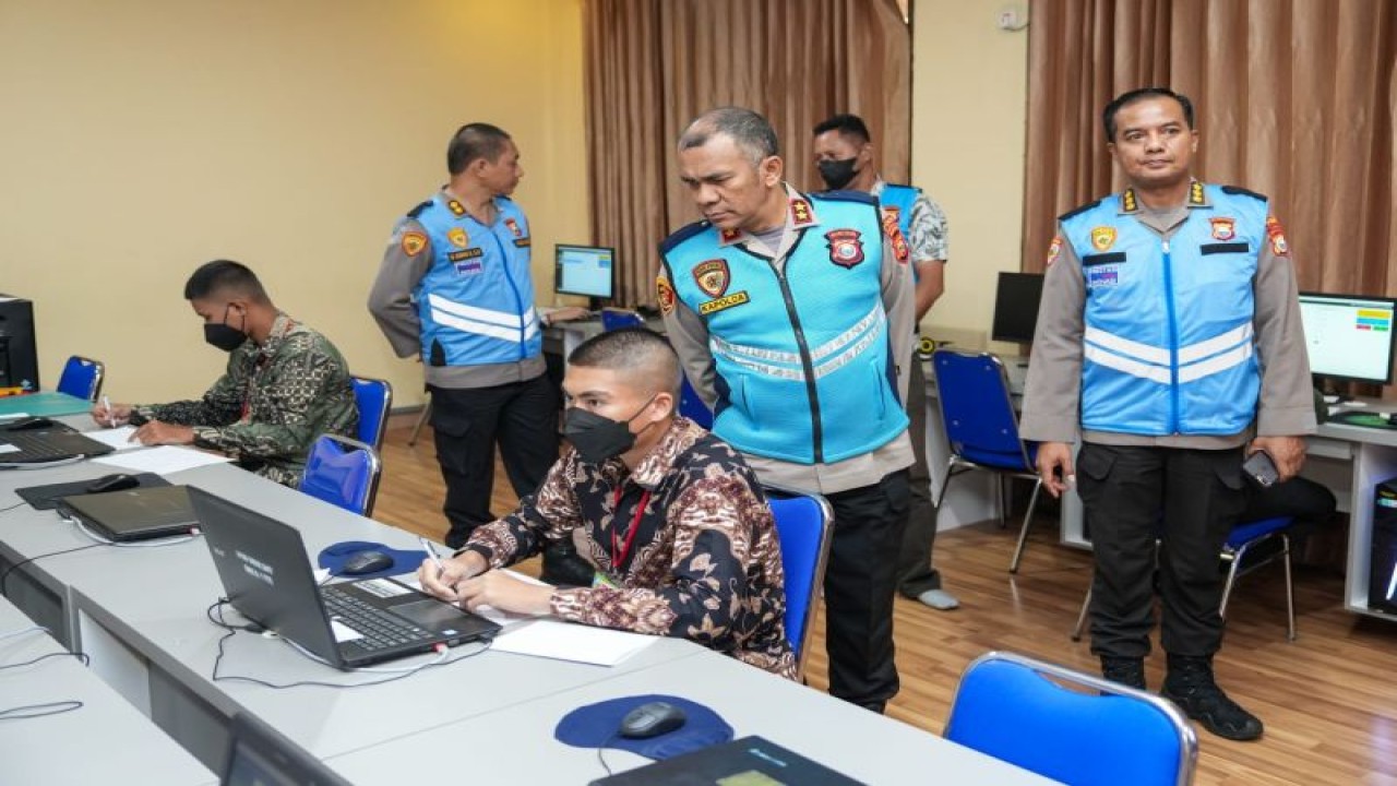 Kapolda Malut Irjen Pol Midi Siswoko meninjau pelaksanaan CAT akademik dalam rangka penerimaan terpadu taruna dan taruni Akademi Kepolisian tahun 2023, di Ternate, Jumat (26/5/2023). ANTARA/Abdul Fatah.