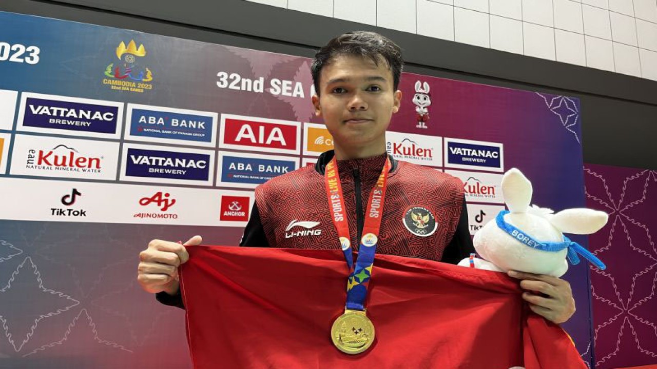 Pemain bulu tangkis putra Indonesia Christian Adinata berpose dengan medali emas yang dia peroleh di SEA Games 2023 Kamboja, Selasa (16/5/2023). (ANTARA/Arnidhya Nur Zhafira)