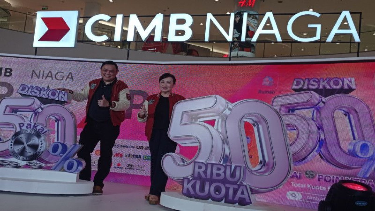 Presiden Direktur CIMB Niaga Lani Darmawan dan Direktur Consumer Banking CIMB Niaga Noviady Wahyudi dalam Pembukaan Xtra Xpo 2023 di Jakarta, Jumat (19/5/2023). (ANTARA/Sanya Dinda)