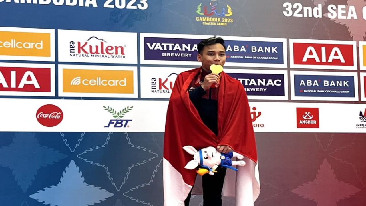 Atlet taolu Indonesia Muhammad Daffa Golden Boy berpose saat memenangkan medali emas pada cabang wushu nomor pertandingan Jianshu-Qiangshu di SEA Games 2023 Kamboja, Kamis (11/5/2023). (ANTARA/Arnidhya Nur Zhafira)