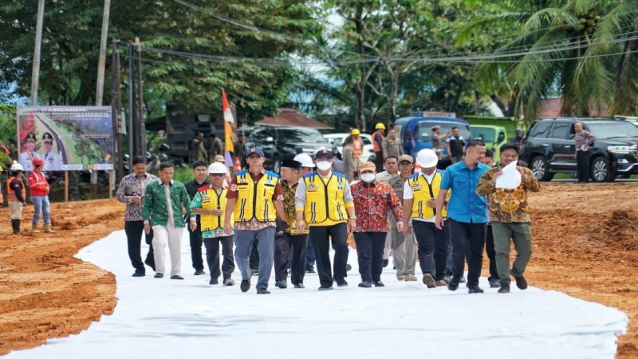 Gubernur Bengkulu beserta pihak terkait mengecek pembangunan jalan layang destinasi Danau Dendam Tak Sudah. (ANTARA/HO-Media Center Provinsi Bengkulu)