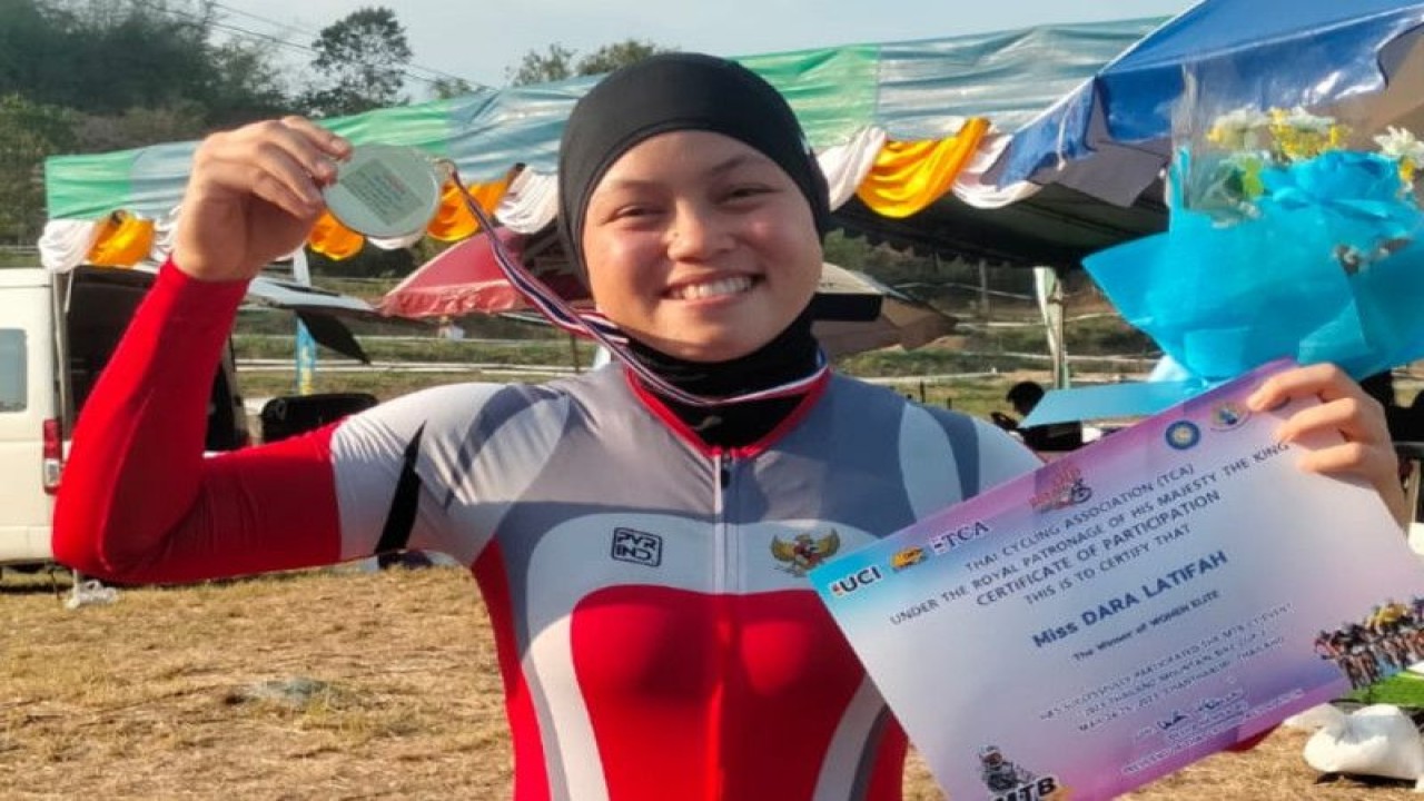 Pebalap sepeda Dara Latifah memamerkan medali emas nomor XCO Putri pada 2023 Thailand MTB Cup 2 di Chantaburi, Thailand, Kamis (25/5/2023).  (ANTARA/HO-PB ISSI)