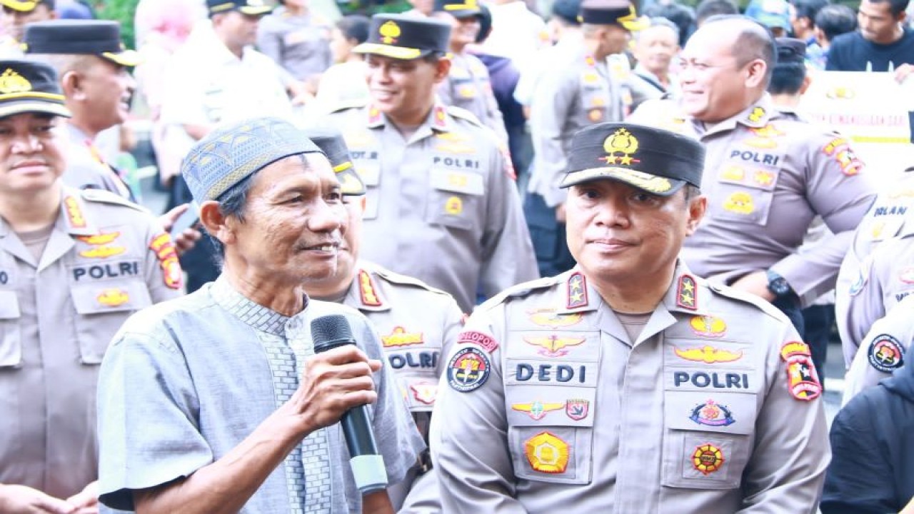 Kepala Divisi Humas Polri Irjen Pol. Dedi Prasetyo didampingi warga penerima bantuan sosial Kapolri memberikan keterangan kepada wartawan di Mako Polres Metro Jakarta Selatan, Rabu (29/3/2023). (ANTARA/HO-Divisi Humas Polri)